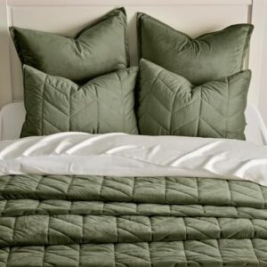 EVERGRACE 3 Pieces Luxurious Velvet King Quilts, Ultra Soft Lightweight Velvet Comforter Set, Matelasse Oversized Bedspread Coverlet for All Season with 2 Shams, Olive Green, 108"x96" - Image 3